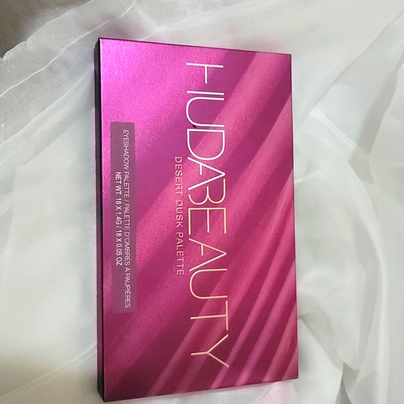 Huda Beauty Desert Dusk Palette. - Picture 2 of 6